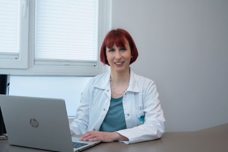 Sexualmedizin für Frauen und Paare in der Praxis von Sexualmedizinerin und Gynäkologin Dr.in Andrea Kottmel Dr.in Andrea Kottmel hinter ihrem Schreibtisch